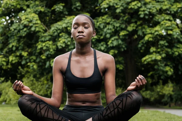 Joven Mujer Negra Haciendo Meditación Yoga Parque Ella Está Usando — Foto de Stock