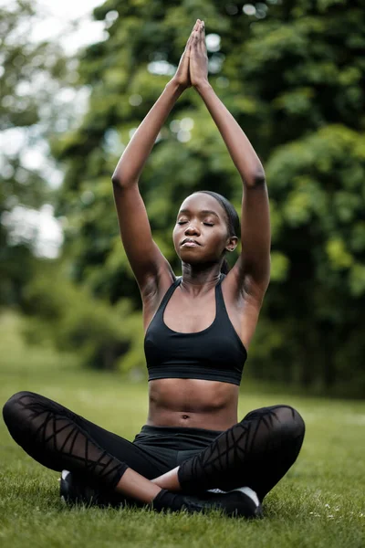 Joven Mujer Negra Haciendo Meditación Yoga Parque Ella Está Usando — Foto de Stock