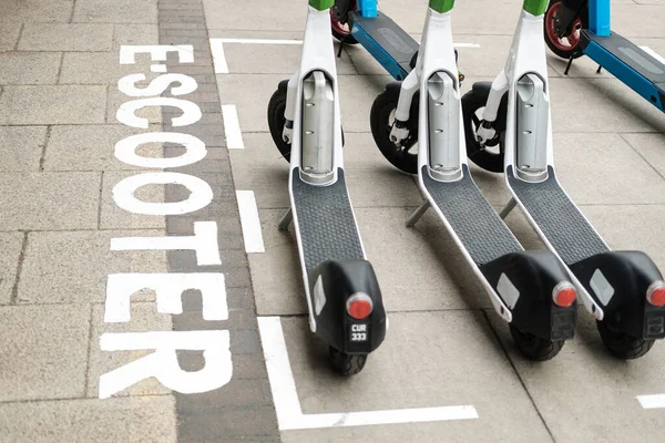 Grupo Scooters Acera Londres Concepto Ecológico — Foto de Stock