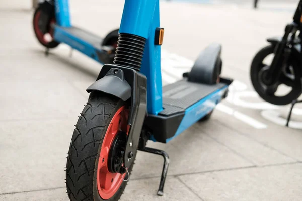 Scooters Estacionados Acera Londres Concepto Ecológico Primer Plano Rueda Delantera — Foto de Stock