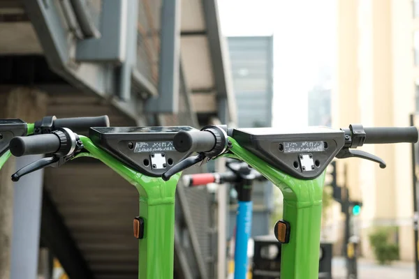 Grupo Scooters Estacionados Calle Londres Primer Plano Concepto Ecológico — Foto de Stock