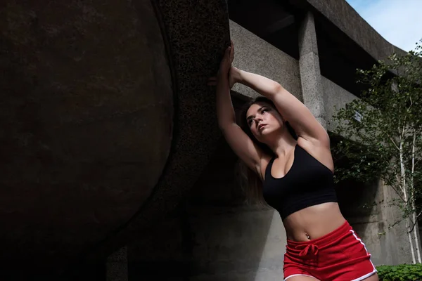 Mulher Fitness Jovem Atraente Que Estende Ambiente Urbano Ela Está — Fotografia de Stock