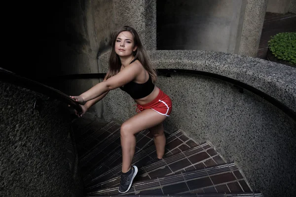 Mulher Fitness Jovem Atraente Que Estende Uma Escada Ela Está — Fotografia de Stock