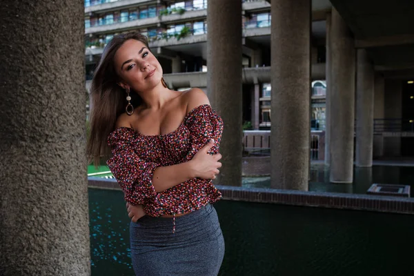 Retrato Elegante Mujer Joven Atractiva Lleva Una Falda Una Blusa —  Fotos de Stock