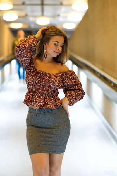 Retrato Una Joven Posando Pasillo Luminoso Ella Lleva Una Blusa —  Fotos de Stock