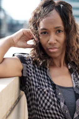 Olgun zenci kadın portresi. Kıvırcık saçları var. Vesikalık.