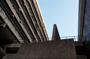 Barbika emlak binaları, beton yapılar, tekrar eden balkon hatları ve yemyeşil bitkilerin yer aldığı ve kentsel çevreye karşı bir karşıtlık yaratan vahşi mimariyi gözler önüne seriyor.