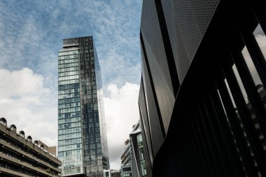 Londra 'nın finans bölgesinde kentsel gelişimi ve küresel kurumsal çevreyi temsil eden dinamik bir mimari kontrastı yaratan modern ve gaddar binalar