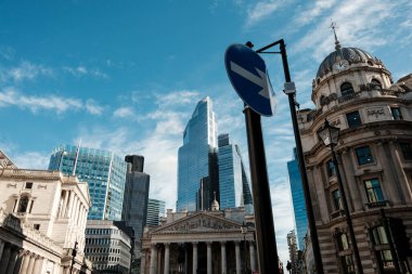 Aziz Paul Katedrali, dağınık bulutlu parlak mavi gökyüzüne karşı yükseliyor. İkonik kubbesi ve barok farcade Londra 'nın tarihi mimarisini ve turistlerin ilgisini yansıtıyor.