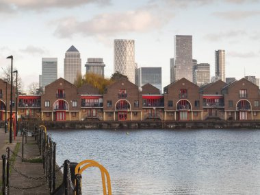 Kanarya Rıhtımı finans bölgesi gökdelenleri tarihi tuğla konutların arkasında su kenarını kaplayarak klasik ve çağdaş kent mimarisini harmanlıyor.
