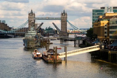 İkonik kule köprüsü, tarihi Thames nehrinde kayık trafiğini geçmek için bazukalarını açıyor ve yakınlarda demirlemiş Hms Belfast Londra 'nın canlı kentsel manzarasını gözler önüne seriyor.