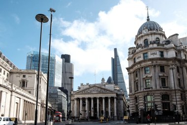 İkonik kraliyet borsası ve İngiltere bankası, Londra 'daki tarihi miras ve çağdaş iş, finans ve kentsel gelişimin bir karışımını temsil eden modern gökdelenlerin yanında yer alıyor.