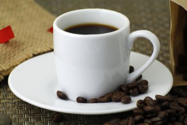 Kahve fincanı ve fasulye.