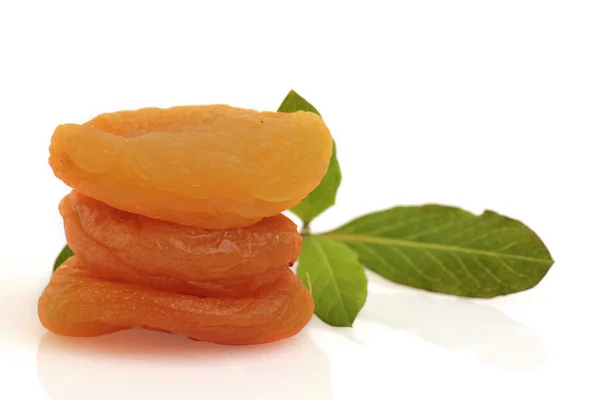 Gedroogde abrikozen geïsoleerd — Stockfoto
