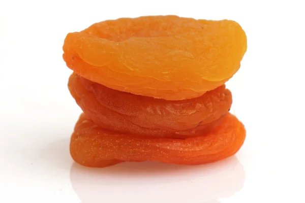 Torkade aprikoser isolerade — Stockfoto