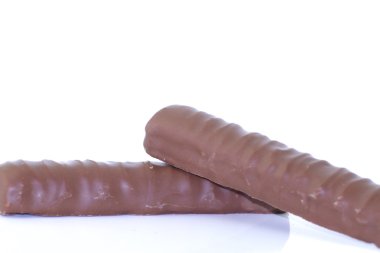 Beyaz arkaplanda çikolata