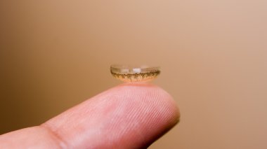 Kontakt lens işaret parmağı