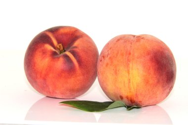 beyaz arkaplanda şeftali