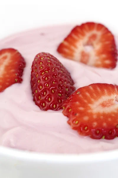 Strawberry yoghurt på vit bakgrund — Stockfoto