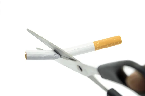 Tagliare la sigaretta con le forbici — Foto Stock