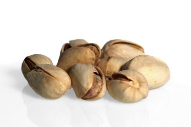 Fıstıklar beyaz arkaplanda izole edilmiş