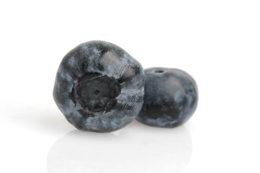 Beyaz arkaplanda yaban mersini izole edilmiş.