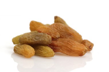 Kuru üzümler beyaz arkaplanda izole