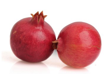 Beyaz arkaplanda izole edilmiş nar