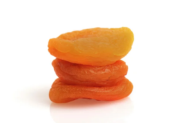 Gedroogde abrikozen geïsoleerd — Stockfoto