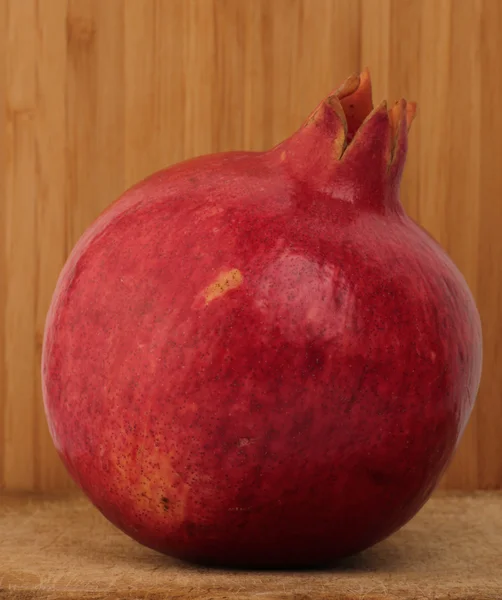 Granatapfel auf Holz — Stockfoto
