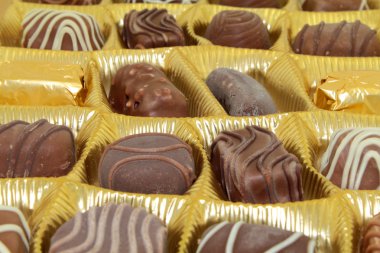 Beyaz arkaplanda çikolata