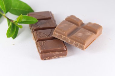 Beyaz arkaplanda çikolata