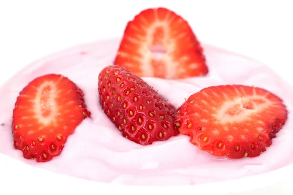 Strawberry yoghurt på vit bakgrund — Stockfoto