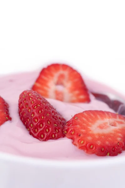 Strawberry yoghurt på vit bakgrund — Stockfoto