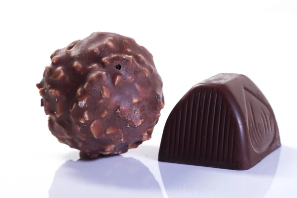 Schokolade auf weißem Hintergrund — Stockfoto