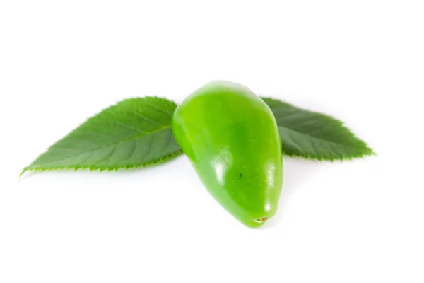 Groene hete pepers geïsoleerd — Stockfoto