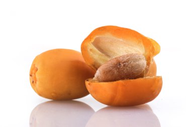 Beyaz zemin üzerine sarı tarihleri meyve