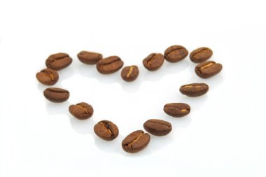 beyaz zemin üzerine kahve çekirdekleri