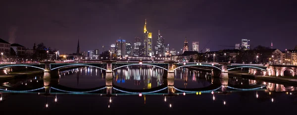 Huvudsakliga Frankfurt skyline på natten — Stockfoto