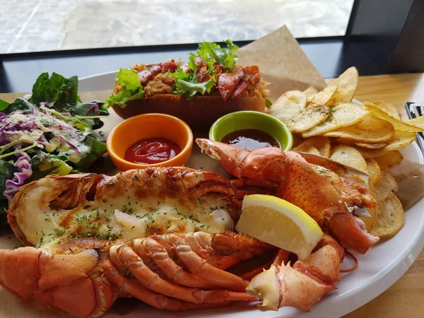 Okyanus manzaralı bir restoranda öğle yemeği için ıstakoz yedim..