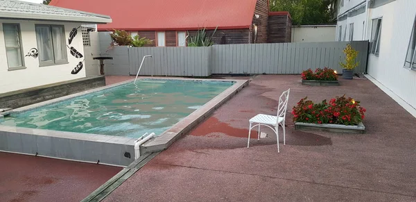 Yüzme havuzuna göre, çevre manzarası iyi çekilmiş..