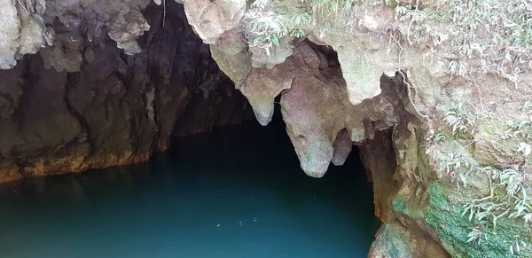 Mavi nehrin aktığı mağaranın resmini çektim..