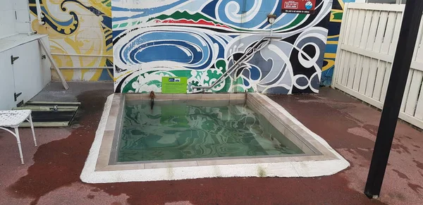 Çocuk havuzunda garip desenli bir duvar vardı, biz de birlikte resim çektik..