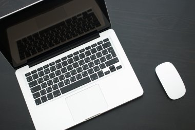 ahşap masa üzerinde açık dizüstü bilgisayar ile ofis işyeri