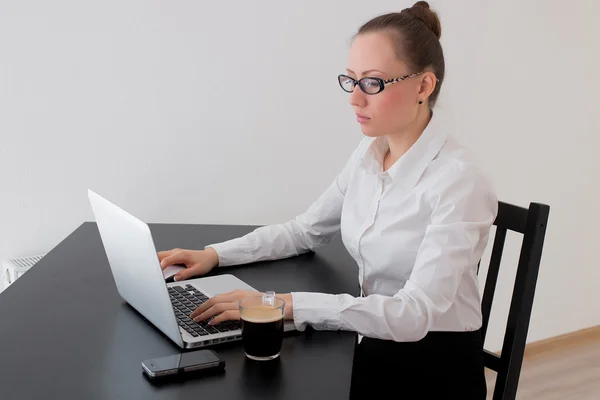 Krásná obchodní žena snění při práci na počítači ve své kanceláři — Stock fotografie