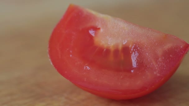 Chef de mano y cuchillo en rodajas de tomate — Vídeos de Stock