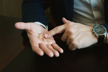 Adam nikah yüzüğünü çıkarıyor.