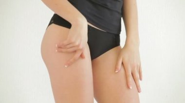 Seksi kadın elleri vücudu yukarı ve aşağı hareket