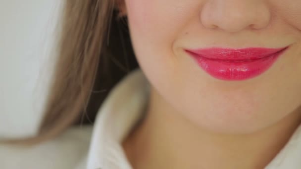 Gyönyörű fiatal lány mutatja a száját — Stock videók