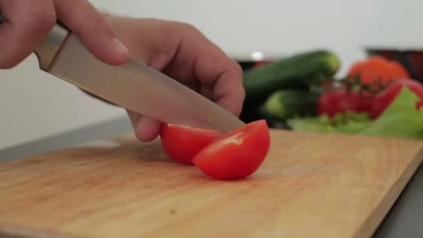 Chef de mano y cuchillo en rodajas de tomate — Vídeo de stock
